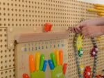 Medinė edukacinių lentų keitimo sistema be gręžimo