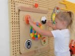 Medinė edukacinių lentų keitimo sistema be gręžimo