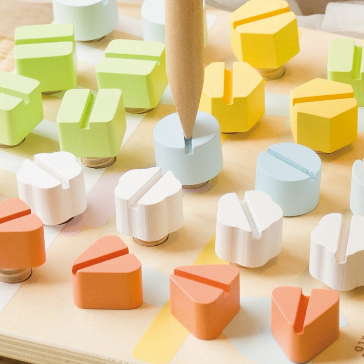 Medinė lavinamoji sraigtelių lenta su atsuktuvu ir kortelėmis – Paveikslėlis 7