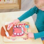 Medinė lenta dantukų valymui su šuniuku – Paveikslėlis 2