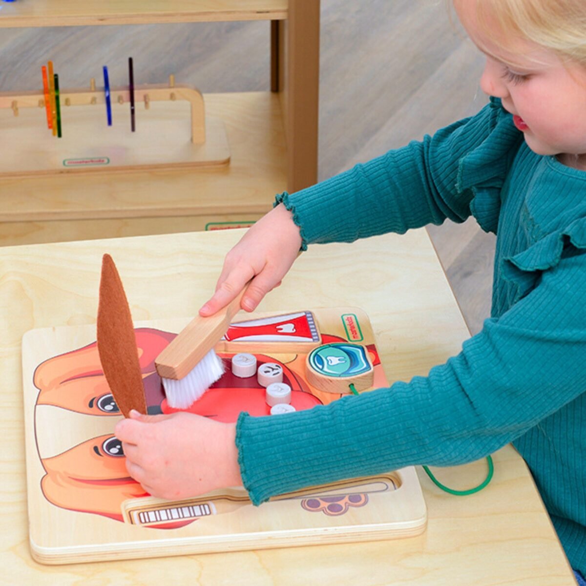 Medinė lenta dantukų valymui su šuniuku – Paveikslėlis 3