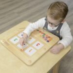 Medinė magnetinė lenta su skaičių ir spalvų labirintu – Paveikslėlis 3