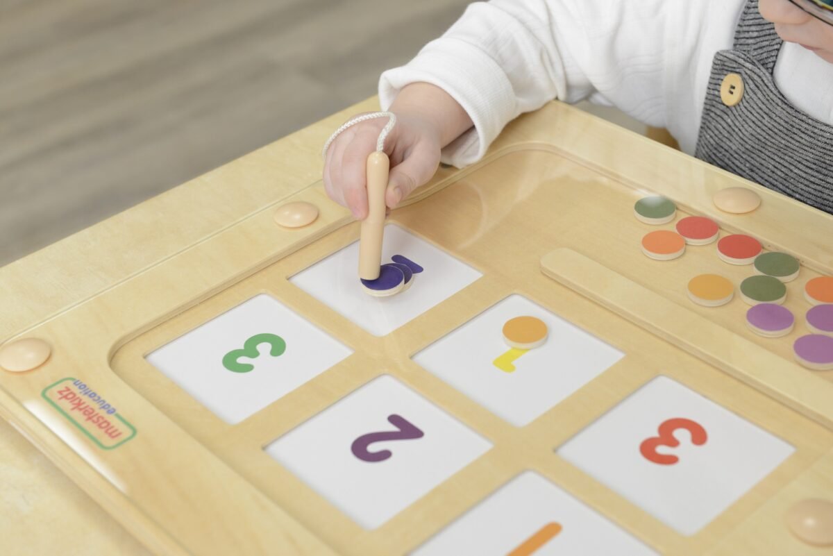 Medinė magnetinė lenta su skaičių ir spalvų labirintu – Paveikslėlis 5