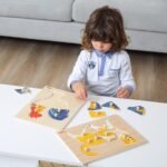 Medinė Montessori dėlionė gaidys su rankenėlėmis