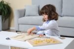 Medinė Montessori dėlionė gaidys su rankenėlėmis