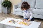 Medinė Montessori dėlionė gaidys su rankenėlėmis