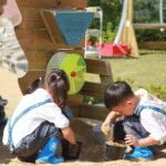 Medinė smėlio žaidimų sienelė su suoliuku – Paveikslėlis 5