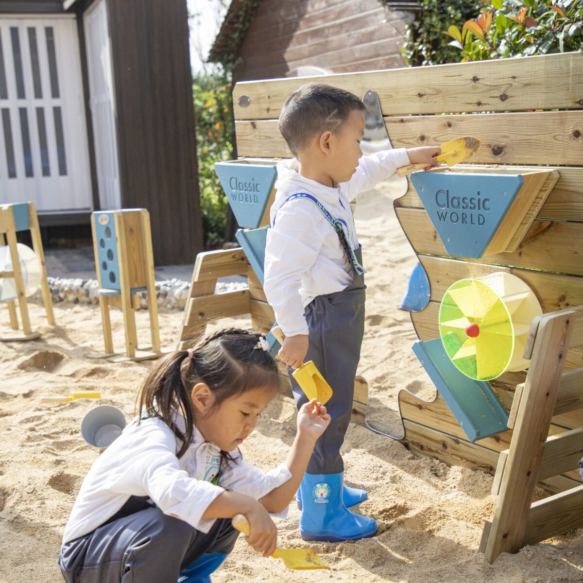 Medinė smėlio žaidimų sienelė su suoliuku – Paveikslėlis 6