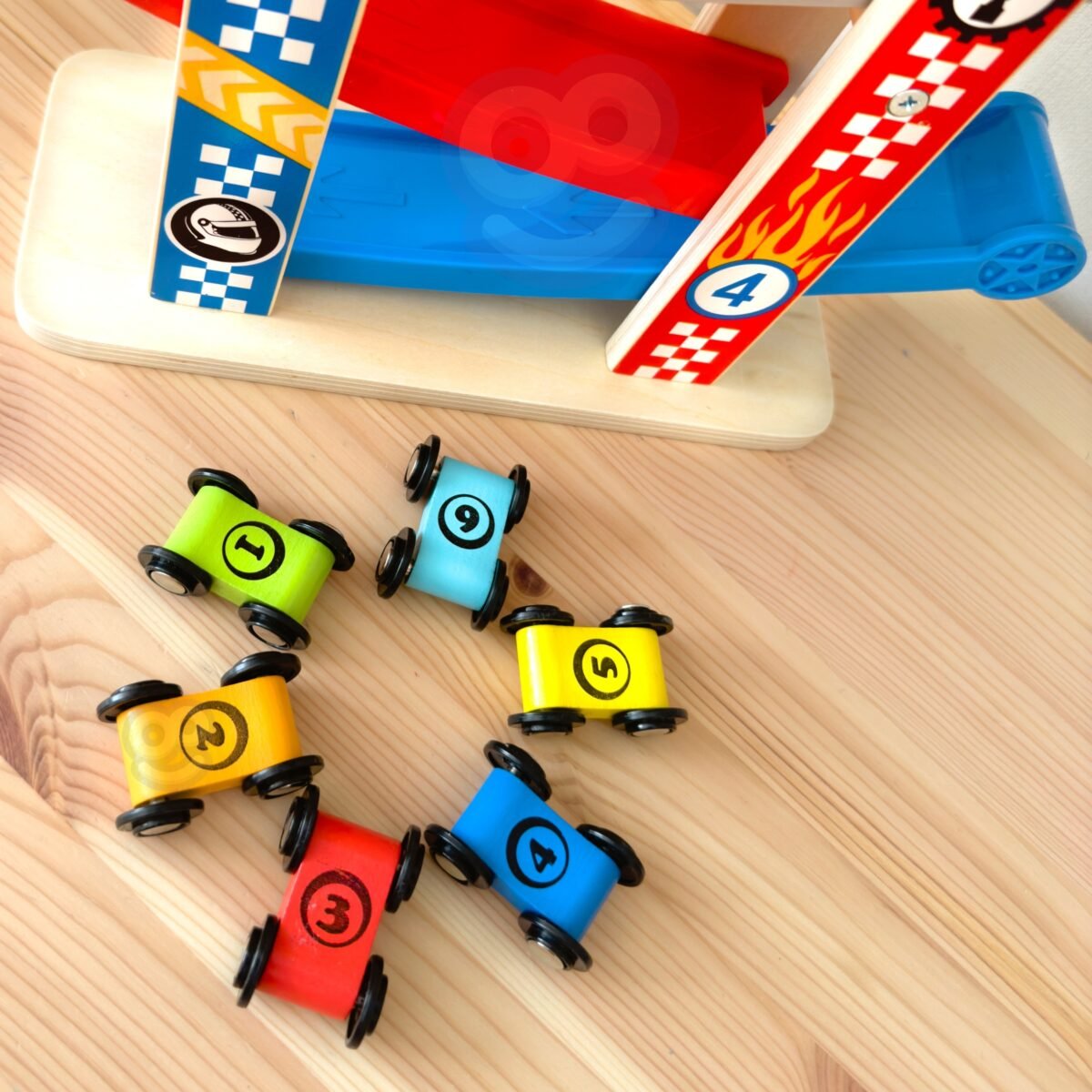 Medinė spalvota mašinėlių trasa su čiuožykla – Paveikslėlis 5