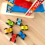 Medinė spalvota mašinėlių trasa su čiuožykla – Paveikslėlis 5