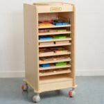 Medinė spintelė edukacinėms lentelėms su žaidimo paviršiumi – Paveikslėlis 4