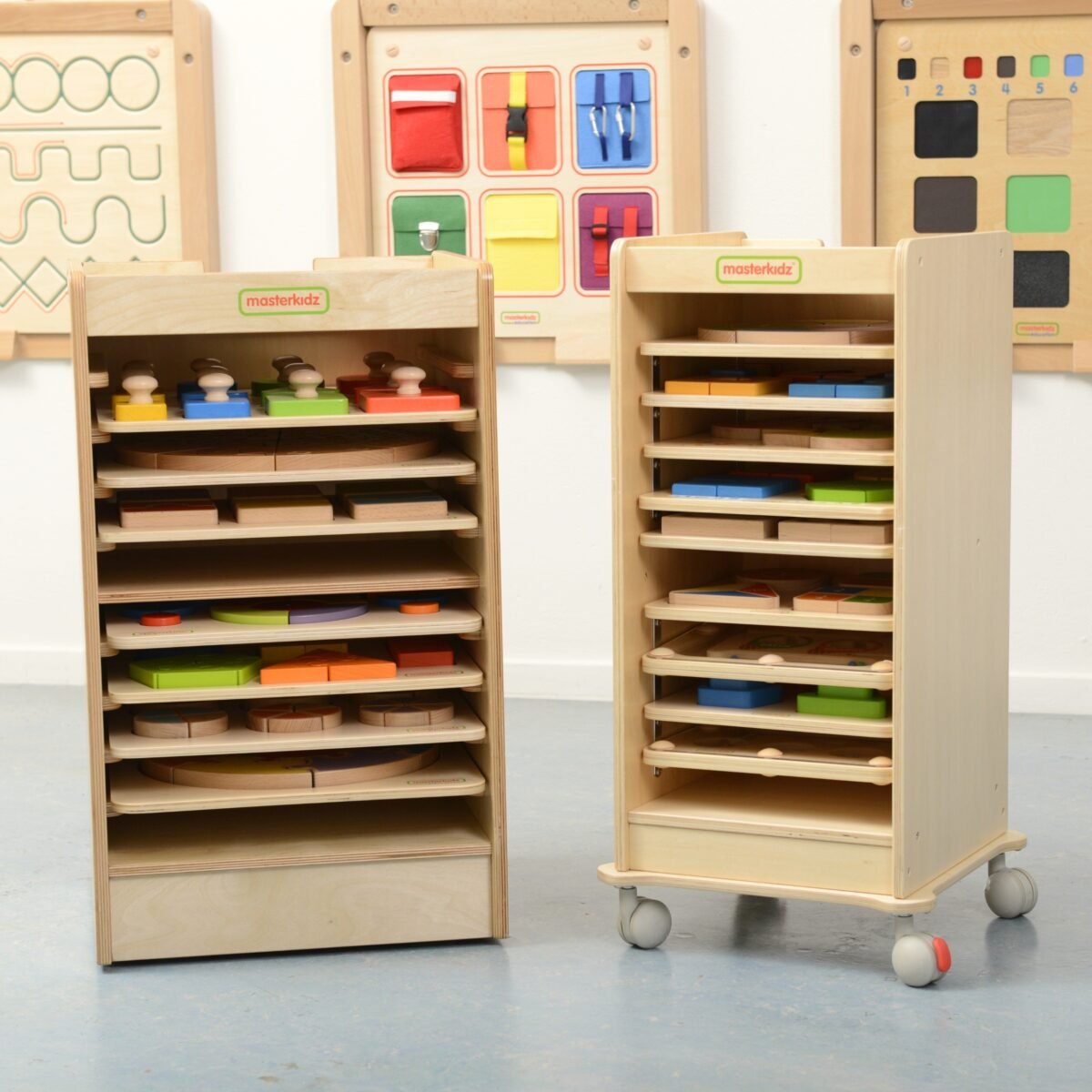 Medinė spintelė edukacinėms lentelėms su žaidimo paviršiumi – Paveikslėlis 6