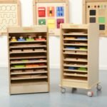 Medinė spintelė edukacinėms lentelėms su žaidimo paviršiumi – Paveikslėlis 6