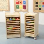 Medinė spintelė edukacinėms lentelėms su žaidimo paviršiumi – Paveikslėlis 7