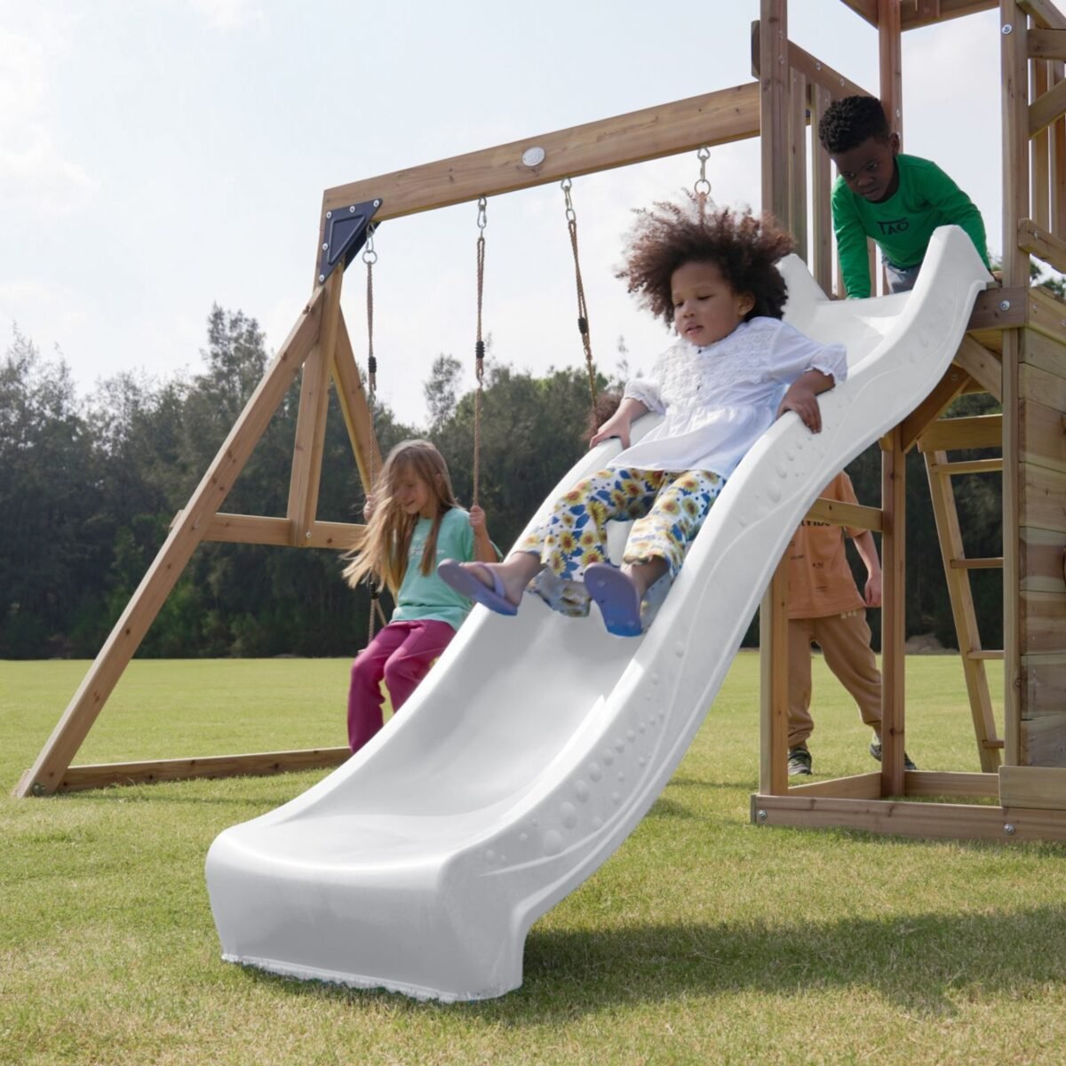 Medinė žaidimų aikštelė su čiuožykla, sūpynėmis ir smėlio dėže, balta – Paveikslėlis 6