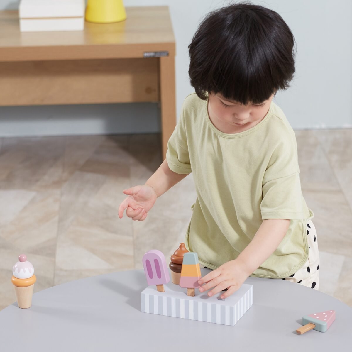 Medinis 5 dalių ledų ant pagaliukų rinkinys su stovu – Paveikslėlis 15