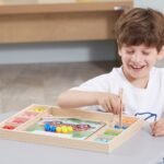 Medinis Montessori žaidimas spalvų ir raštų derinimui su įrankiais