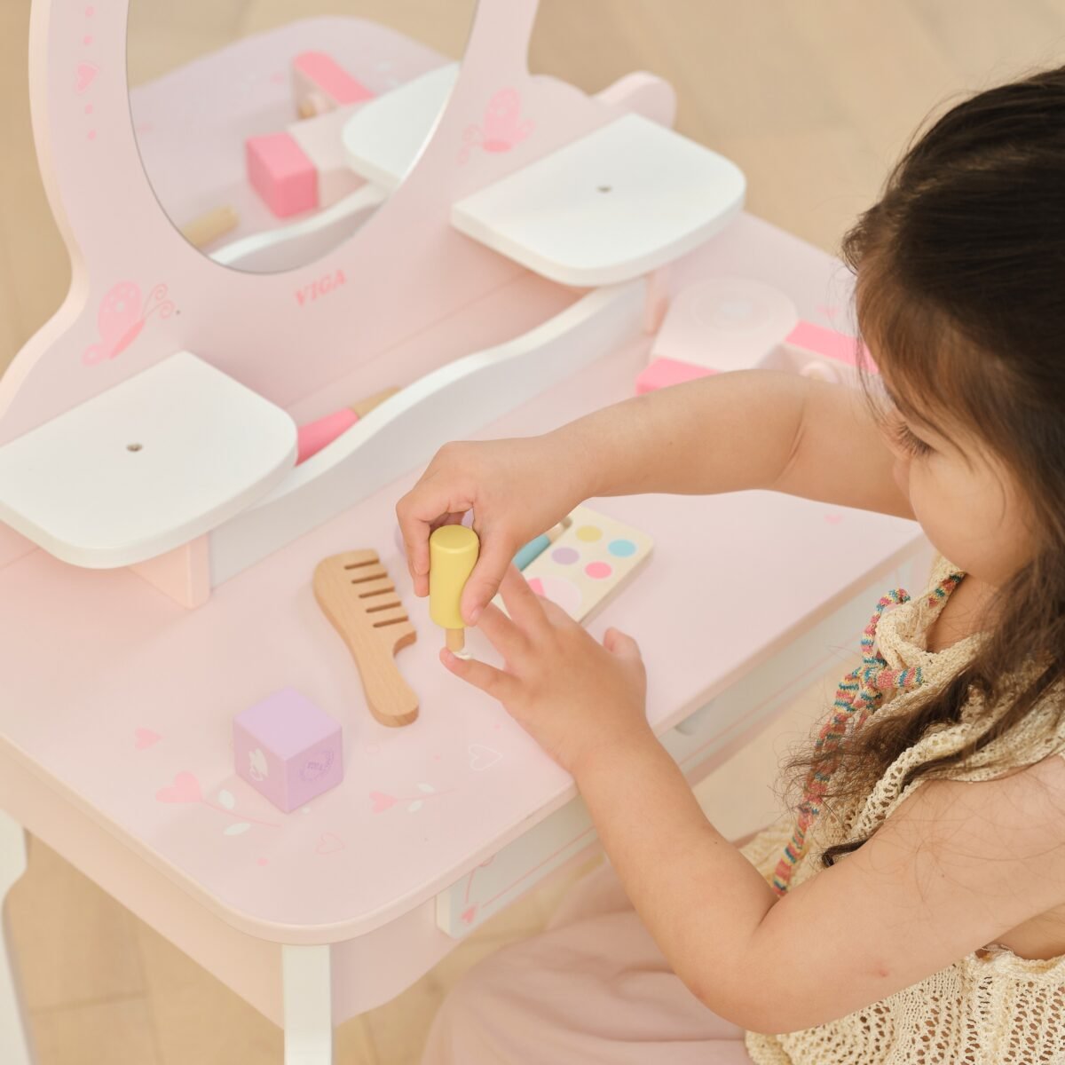 Medinis baltai rožinis tualetinis staliukas su veidrodžiu ir kėdute – Paveikslėlis 7