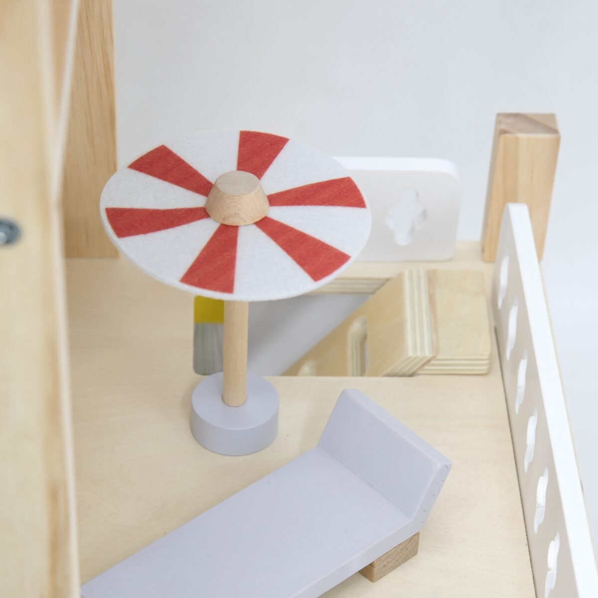 Medinis didelis lėlių namelis su baldais ir priedais – Paveikslėlis 2