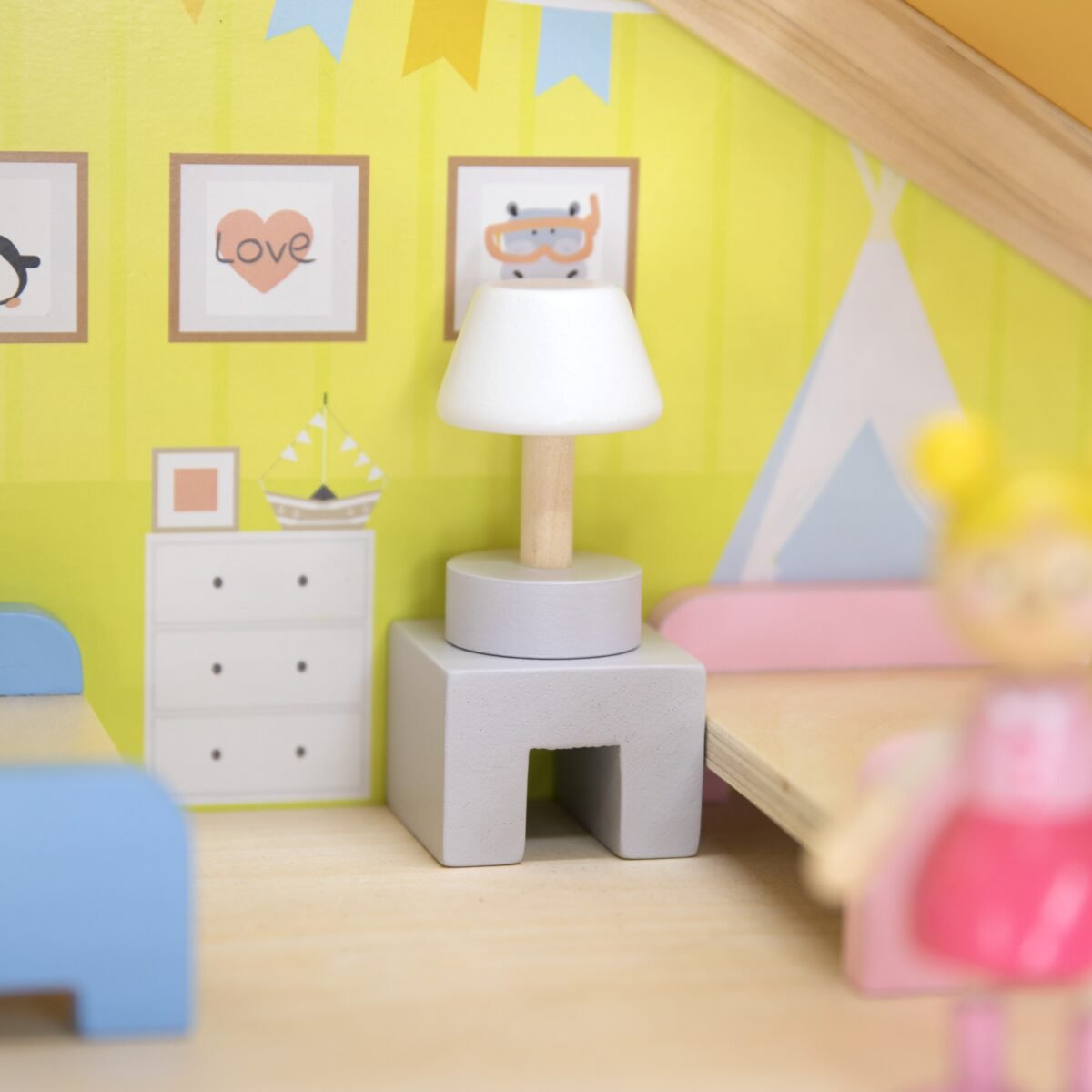 Medinis didelis lėlių namelis su baldais ir priedais – Paveikslėlis 9