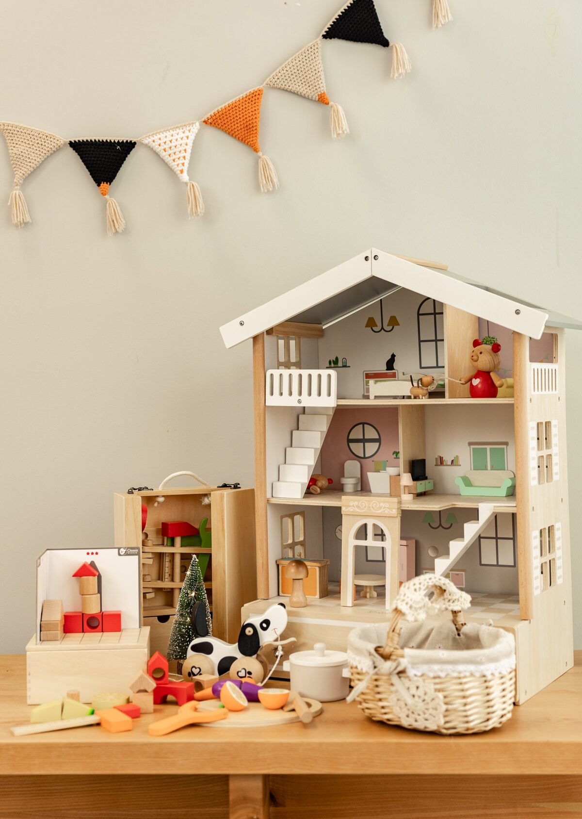 Medinis dviaukštis lėlių namelis su figūrėlėmis, baldais ir stalčiumi – Paveikslėlis 3