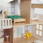 Medinis dviaukštis lėlių namelis su figūrėlėmis, baldais ir stalčiumi – Paveikslėlis 7