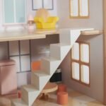 Medinis dviaukštis lėlių namelis su figūrėlėmis, baldais ir stalčiumi – Paveikslėlis 9