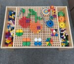 Medinis edukacinis stalas su kaišteliais, varžteliais ir krumpliaračiais