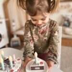 Medinis gimtadienio tortas su braškėmis, žvakutėmis ir pjaunamomis dalimis – Paveikslėlis 3