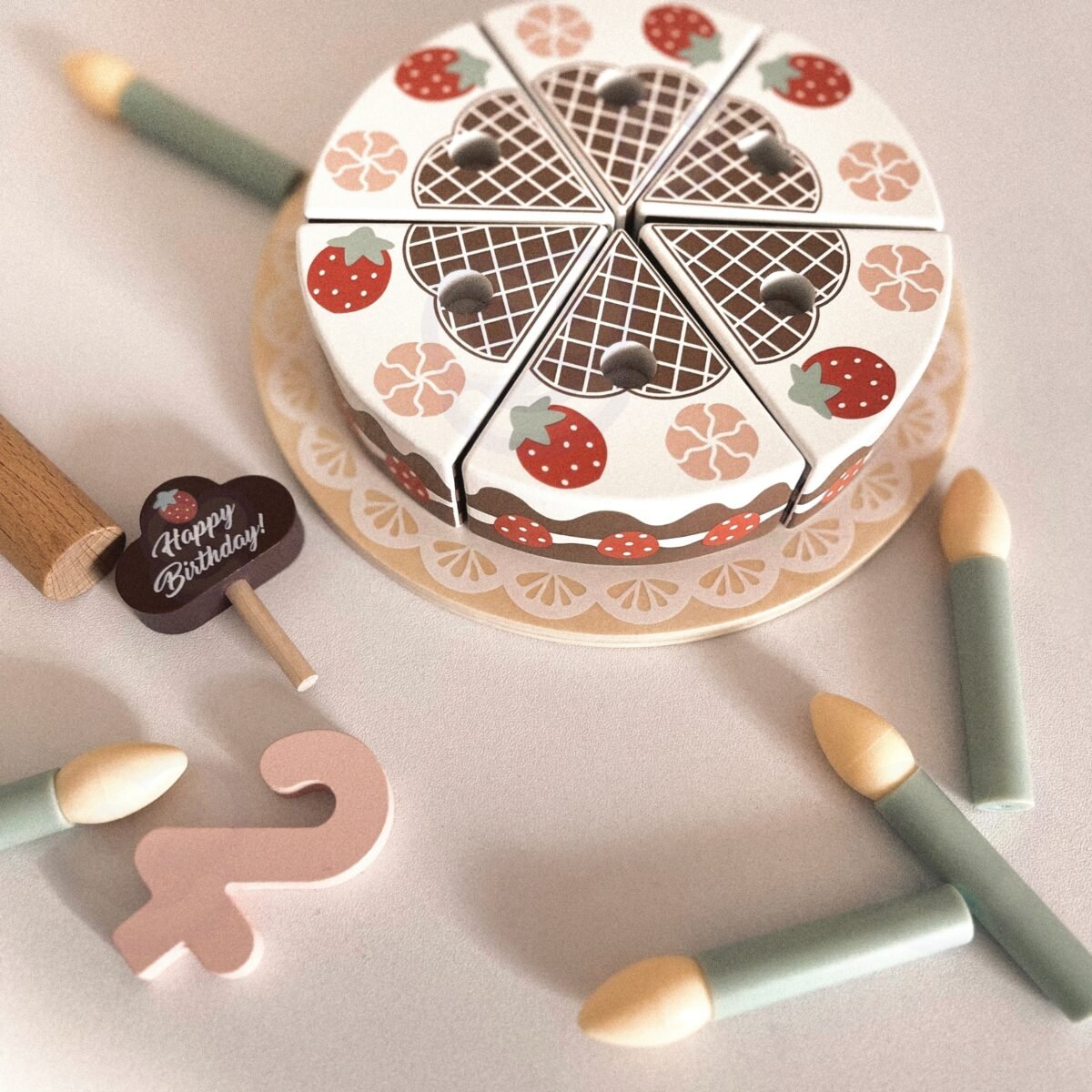 Medinis gimtadienio tortas su braškėmis, žvakutėmis ir pjaunamomis dalimis – Paveikslėlis 4