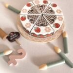 Medinis gimtadienio tortas su braškėmis, žvakutėmis ir pjaunamomis dalimis – Paveikslėlis 4