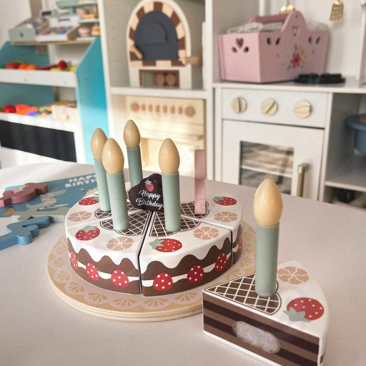 Medinis gimtadienio tortas su braškėmis, žvakutėmis ir pjaunamomis dalimis – Paveikslėlis 6