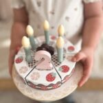 Medinis gimtadienio tortas su braškėmis, žvakutėmis ir pjaunamomis dalimis – Paveikslėlis 7