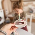 Medinis gimtadienio tortas su braškėmis, žvakutėmis ir pjaunamomis dalimis – Paveikslėlis 8