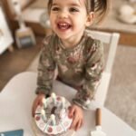 Medinis gimtadienio tortas su braškėmis, žvakutėmis ir pjaunamomis dalimis – Paveikslėlis 9