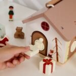 Medinis lavinamasis namelis su rakinamomis durelėmis, rakteliais ir kaladėlėmis – Paveikslėlis 3