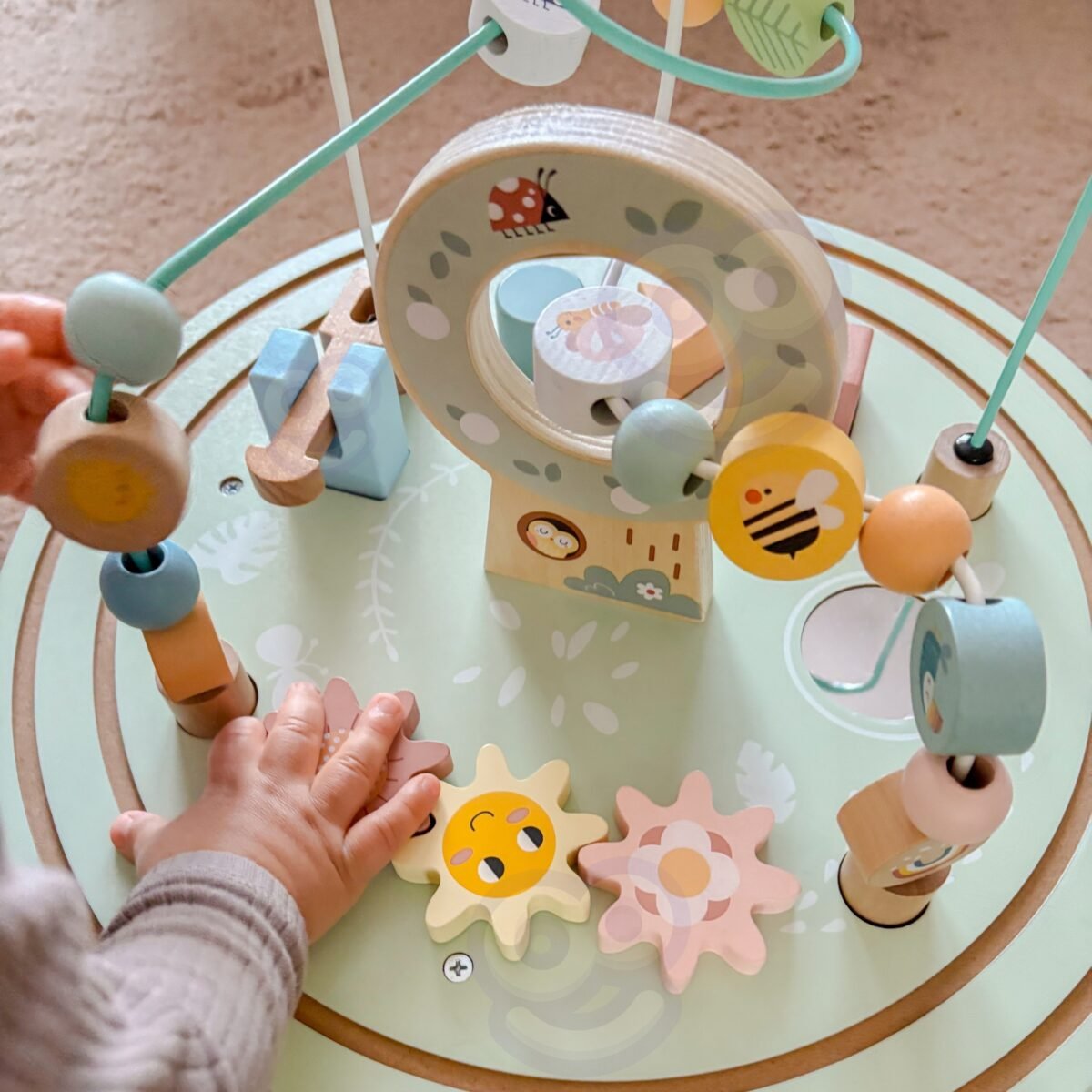 Medinis lavinamasis staliukas su motorikos kilpa ir rūšiuokliu – Paveikslėlis 3