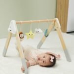 Medinis lavinamasis stovas kūdikiams su pakabinamais žaisliukais – Paveikslėlis 2