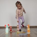 Medinis mėtymo žaidimas su gyvūnėlių stulpeliais