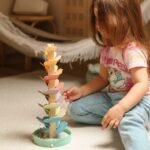 Medinis muzikinis kamuoliukų medelis su pasteliniais kamuoliukais – Paveikslėlis 4