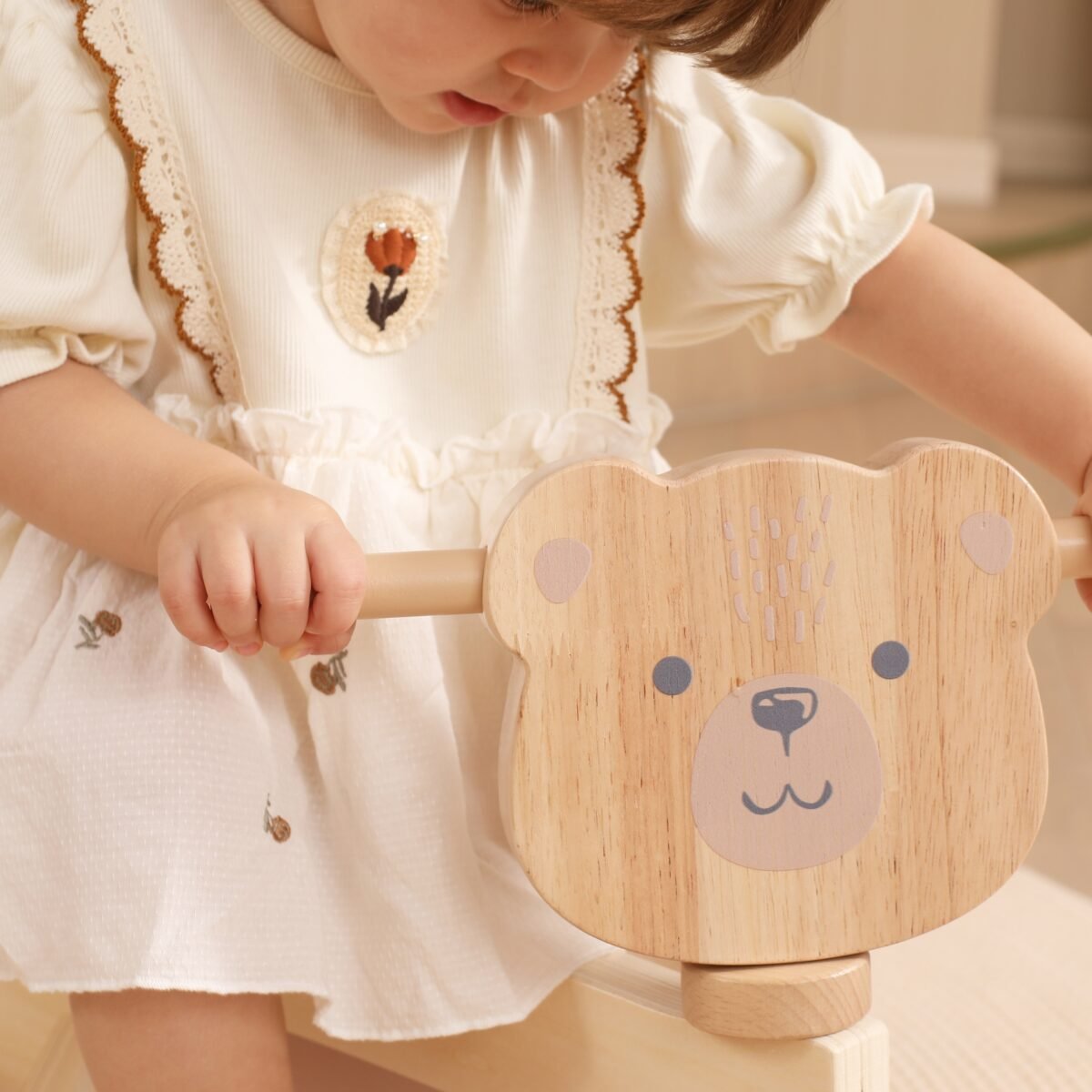 Medinis paspiriamasis meškiukas tyliais EVA ratais – Paveikslėlis 4