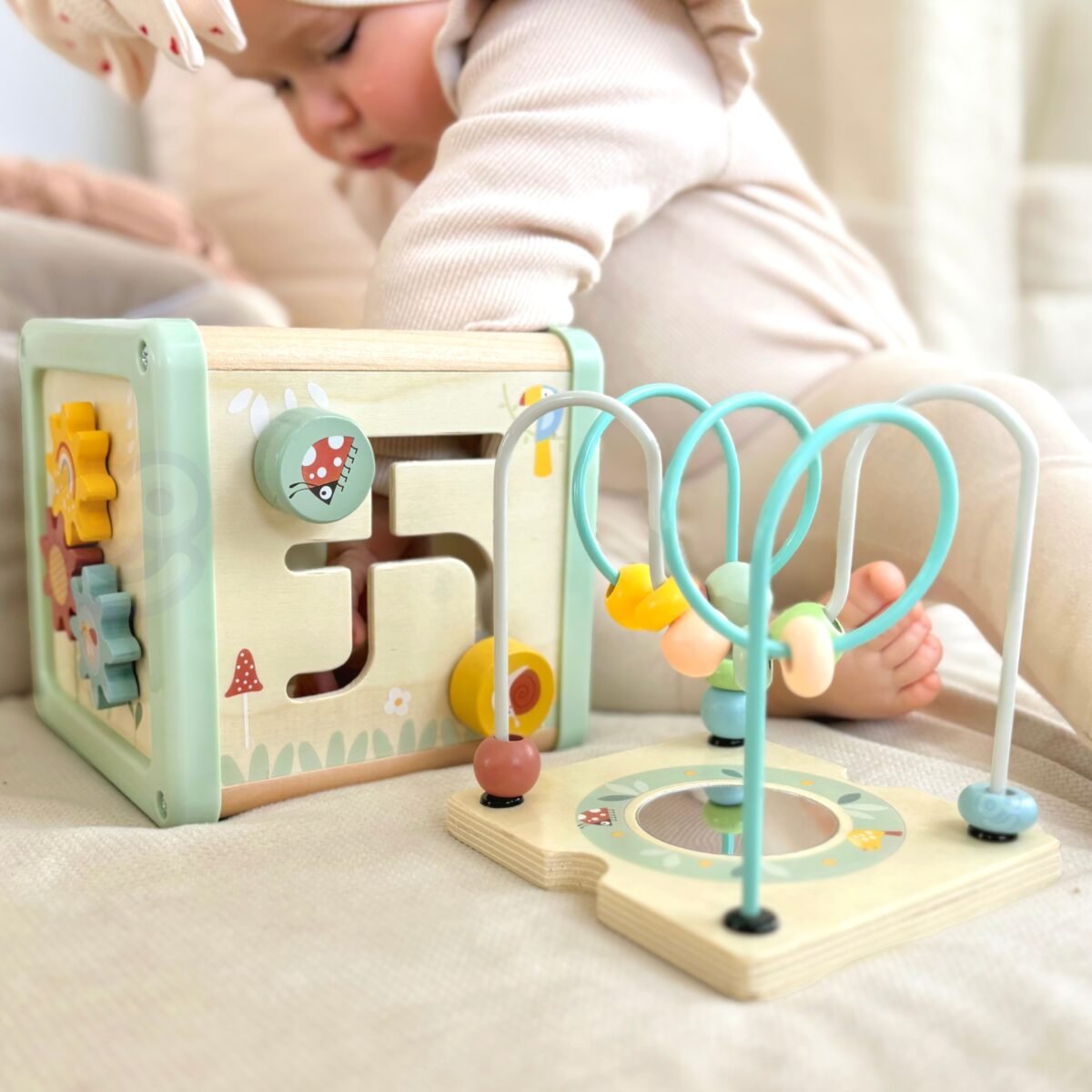 Medinis pastelinių spalvų veiklos kubas su figūrų rūšiuokliu – Paveikslėlis 2