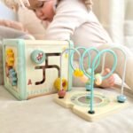 Medinis pastelinių spalvų veiklos kubas su figūrų rūšiuokliu – Paveikslėlis 2