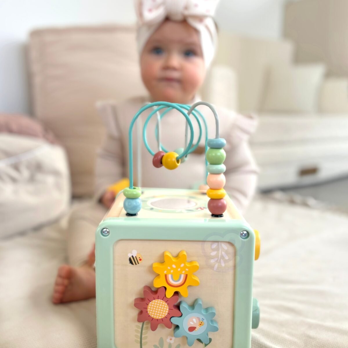 Medinis pastelinių spalvų veiklos kubas su figūrų rūšiuokliu – Paveikslėlis 5