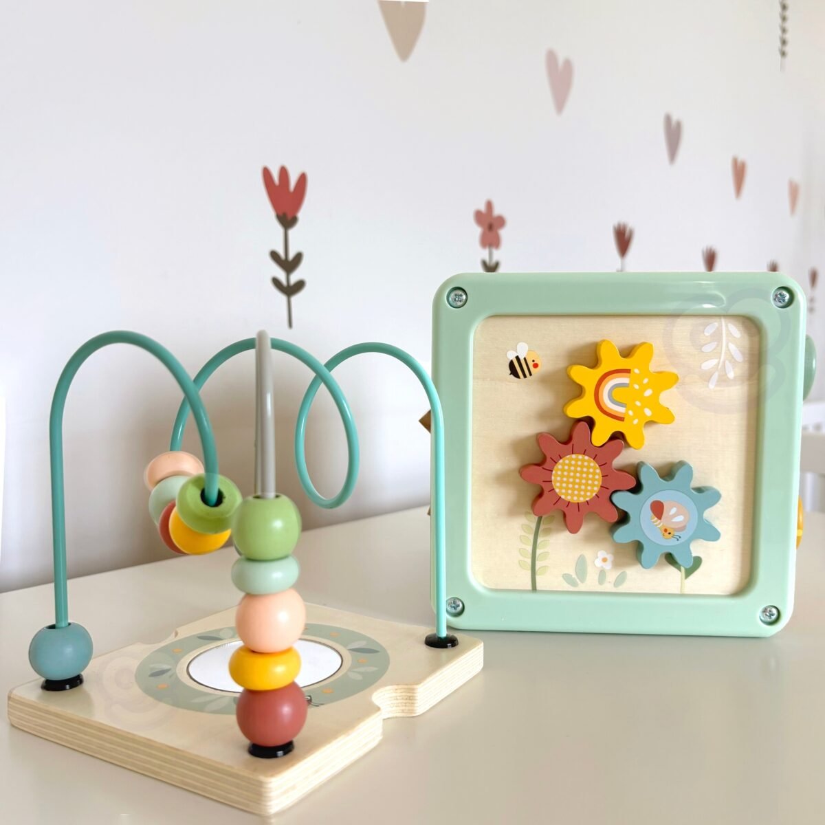 Medinis pastelinių spalvų veiklos kubas su figūrų rūšiuokliu – Paveikslėlis 9