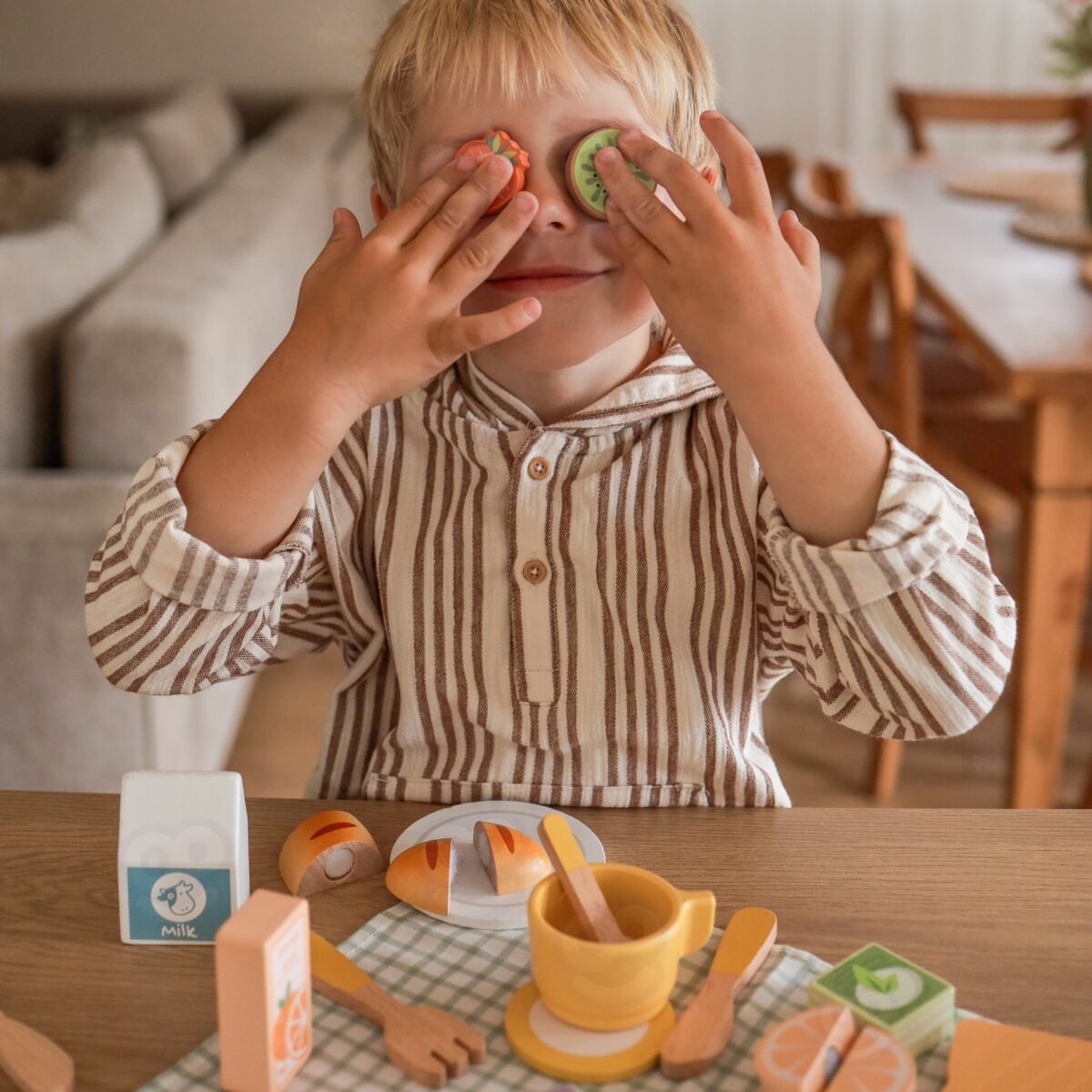 Medinis pikniko rinkinys lagaminėlyje su pjaustomais vaisiais ir pusryčių priedais – Paveikslėlis 4