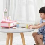 Medinis rožinis makiažo staliukas su veidrodžiu ir priedais – Paveikslėlis 6