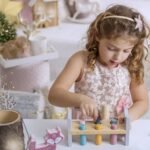 Medinis spalvotas kalimo staliukas su plaktuku – Paveikslėlis 3