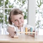 Medinis spalvotas kalimo staliukas su plaktuku – Paveikslėlis 4