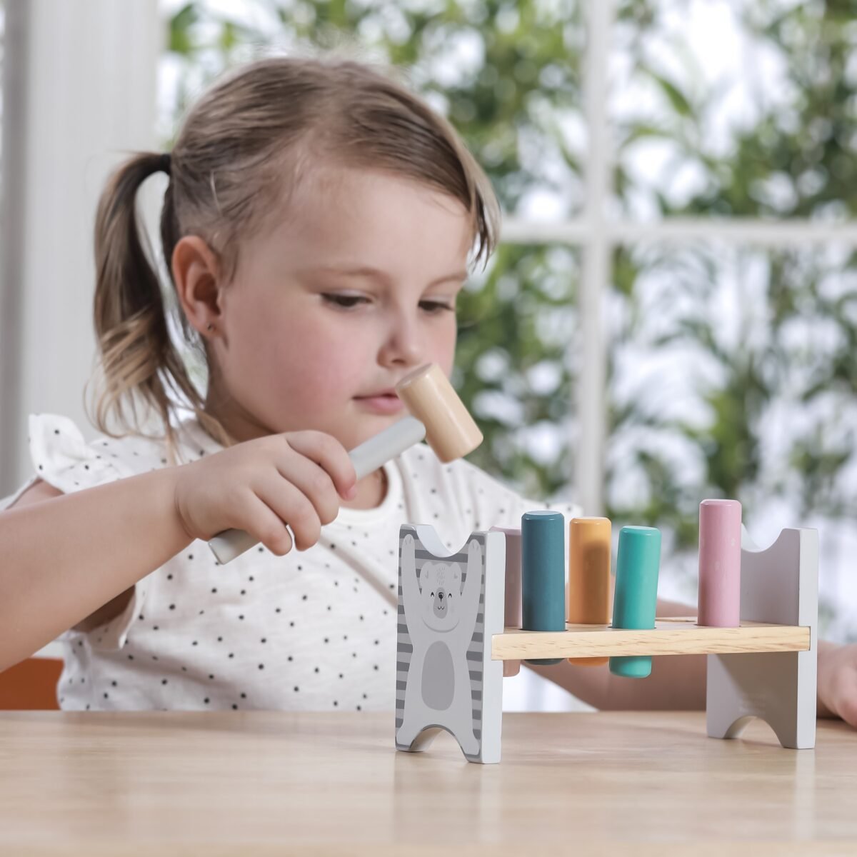 Medinis spalvotas kalimo staliukas su plaktuku – Paveikslėlis 5